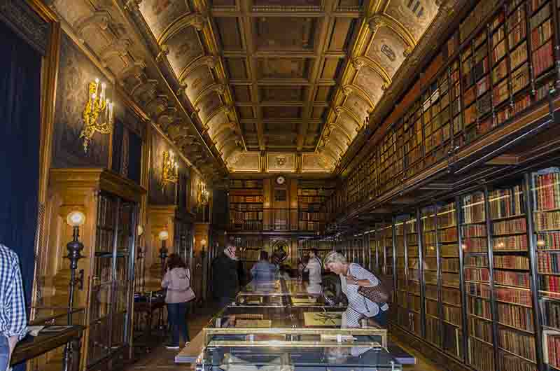 Francia - Chantilly 16 - castillo de Chantilly - Gabinete de los Libros.jpg